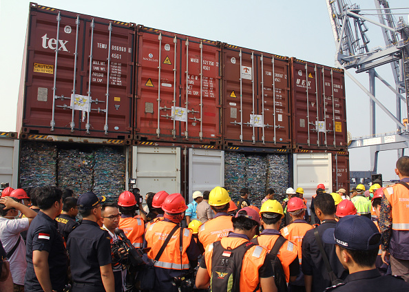 -Les douaniers indonésiens ouvrent des conteneurs soupçonnés de contenir des déchets plastiques au port international de Jakarta le 18 septembre 2019. Des centaines de conteneurs contenant des déchets dangereux sont renvoyés dans leur pays. Photo de DHANY KRISNADY / AFP / Getty Images.
