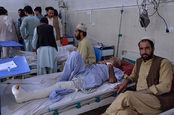 -Au moins 12 personnes ont été blessées lorsque des hommes armés ont pris d'assaut un bâtiment gouvernemental encombré dans l'est de l'Afghanistan après un attentat suicide le 18 septembre 2019. Photo par NOORULLAH SHIRZADA / AFP / Getty Images.