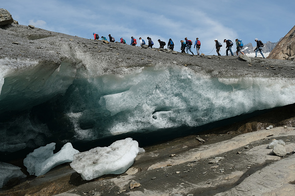 -Illustration- De jeunes visiteurs entreprennent une visite guidée des glaciers le 22 août 2019 près de Bettmeralp, en Suisse. Avec plus de 22 km de long, l'Aletsch est le plus long glacier de Suisse. Depuis 1850, il a diminué d’environ 2,5 kilomètres et a perdu environ le quart de sa superficie. Il se contracte actuellement verticalement à un rythme d'environ quatre mètres par an. Alors que le recul des glaciers à travers l'Europe s'inscrit dans un processus naturel qui a débuté avec la fin du petit âge glaciaire au milieu du XIXe siècle. Photo de Sean Gallup / Getty Images.