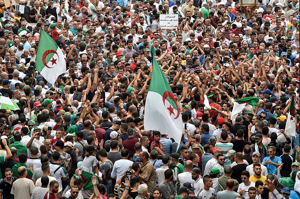 Les manifestants algériens prennent part à une manifestation contre le chef de l'armée iranienne à Alger, la capitale algérienne, le 20 septembre 2019, alors que la police durcissait sa ligne de bataille avant les élections de décembre.(Photo : RYAD KRAMDI/AFP/Getty Images)