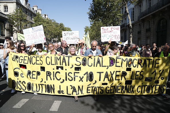 -Les gens tiennent des pancartes lors d'une manifestation contre le changement climatique, le 21 septembre 2019 à Paris. Photo de Zakaria ABDELKAFI / AFP / Getty Images.