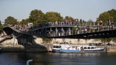 Marche pour le climat: des militants bloquent un pont et une passerelle à Paris et y déploient des banderoles anti-Macron