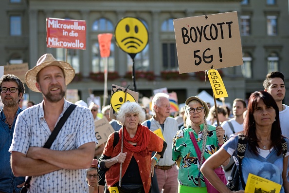 Des citoyens participent à une manifestation nationale contre le déploiement de la technologie 5G et des antennes compatibles 5G devant le Parlement suisse à Berne, le 21 septembre 2019. (Photo : FABRICE COFFRINI/AFP/Getty Images)