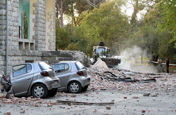 Un puissant tremblement de terre a frappé l'Albanie le 21 septembre 2019, obligeant des habitants à entrer dans la rue dans plusieurs villes, provoquant des coupures de courant dans la capitale et l'effondrement de certains bâtiments d'un village voisin.(Photo : GENT SHKULLAKU/AFP/Getty Images)