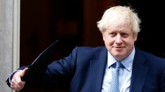 Brexit: Boris Johnson persiste et signe devant le Parlement