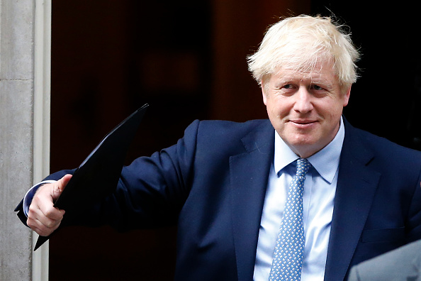 
Langue source : Anglais
115/5000
Le Premier ministre britannique Boris Johnson quitte le 10 Downing Street pour le Parlement le 25 septembre 2019 à Londres. (Photo : Hollie Adams/Getty Images)