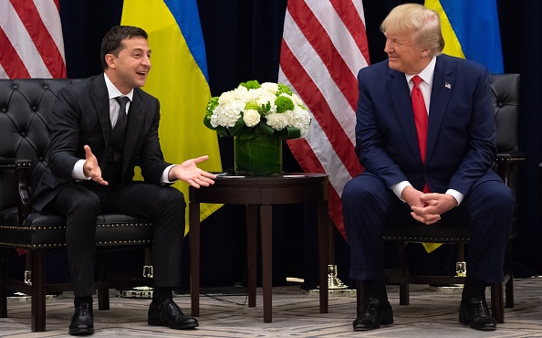 -Le président américain Donald Trump et le président ukrainien Volodymyr Zelensky se rencontrent à New York le 25 septembre 2019 en marge de l'Assemblée générale des Nations Unies. Photo de SAUL LOEB / AFP / Getty Images.