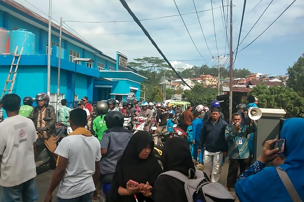 -Les habitants se rassemblent à l'extérieur du village de Batu Merah à Ambon, dans les îles Maluku, en Indonésie, à la suite d'un séisme de magnitude 6,5 qui s'est produit le 26 septembre 2019. Photo de YUSNITA / AFP / Getty Images.