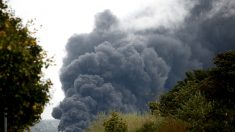 Inquiétudes à Rouen après l’énorme incendie de l’usine chimique Lubrizol, classée Seveso
