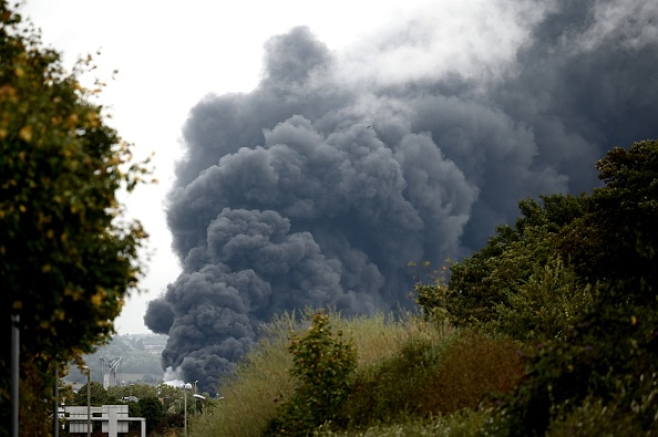 Les habitants de douze villes, dont Rouen, ont été invités à rester chez eux après l'incendie d'une usine Lubrizol classée SEVESO, selon le préfet de Normandie.  (Photo : PHILIPPE LOPEZ/AFP/Getty Images)