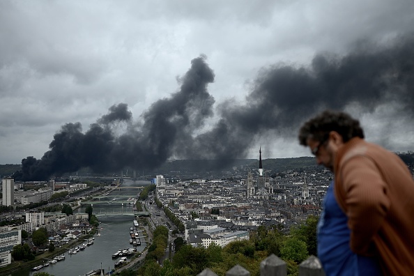 Rouen : l'usine Lubrizol en feu. Le site est classé Seveso "seuil haut". (Photo : PHILIPPE LOPEZ/AFP/Getty Images)