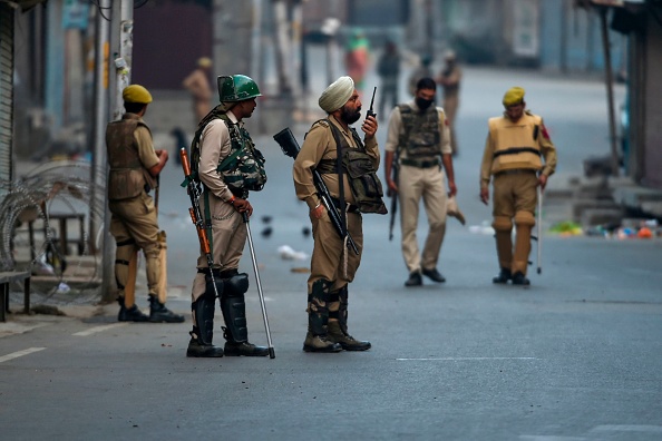 Le personnel de sécurité monte la garde  dans la localité de Maisuma à Srinagar le 27 septembre 2019.(Photo : TAUSEEF MUSTAFA/AFP/Getty Images)