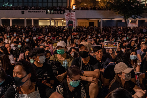 Des manifestants en faveur de la démocratie se rassemblent à Edinburg Place le 27 septembre 2019 à Hong Kong. (Photo : Anthony Kwan/Getty Images)