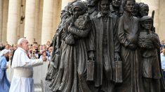 Le pape François inaugure un monument dédié aux migrants place Saint-Pierre