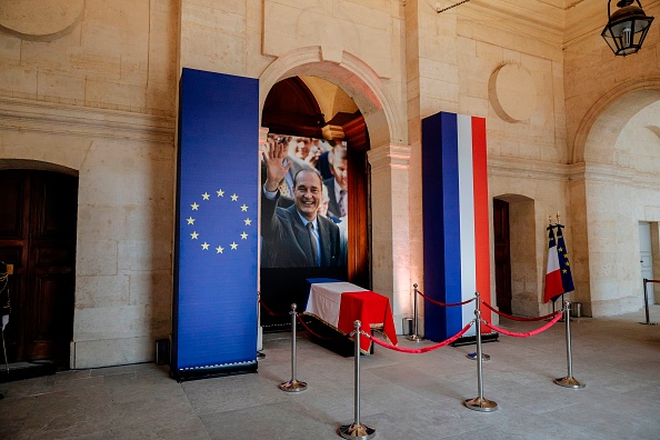 -Le cercueil du président français Jacques Chirac repose à la cathédrale Saint-Louis-des-Invalides, au mémorial des Invalides, dans le centre de Paris, le 29 septembre 2019. Photo par Kamil Zihnioglu / AFP / Getty Images.