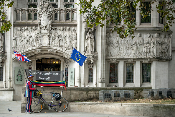 -Un homme organise une manifestation contre le Brexit devant la Cour suprême le 12 septembre 2019 à Londres, en Angleterre. Photo de Dan Kitwood / Getty Images.