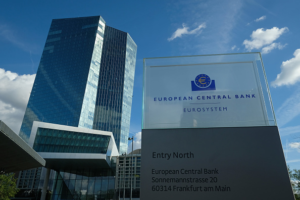 Le siège de la Banque centrale européenne (BCE) à Francfort-sur-le-Main, en Allemagne., le 12 septembre 2019.  Le président de la BCE, Mario Draghi, a annoncé que le conseil d'administration de la BCE avait décidé d'abaisser le taux directeur de la BCE de 10 points de base afin de stimuler les économies de la zone euro. (Photo : Sean Gallup/Getty Images)