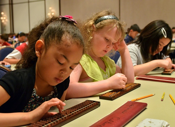 Des enfants d'une école américaine pratiquent la méthode des abaques à Tokyo. (YOSHIKAZU TSUNO/AFP/GettyImages)