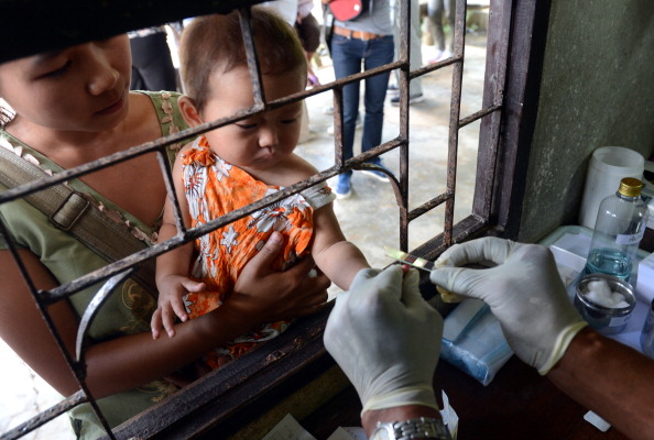 -Un responsable de la santé thaïlandaise effectue une prise de sang sur des enfants dans un dispensaire du paludisme de la province de Kanchanaburi, près de la frontière entre la Thaïlande et le Myanmar, le 26 octobre 2012. Photo PORNCHAI KITTIWONGSAKUL / AFP / Getty Images.