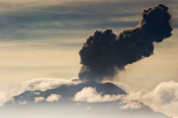 Le volcan Ubinas crachant des cendres, vu d'Arequipa, à environ 1 000 km au sud de Lima, en avril 2014. (Photo : ERNESTO BENAVIDES/AFP/Getty Images)