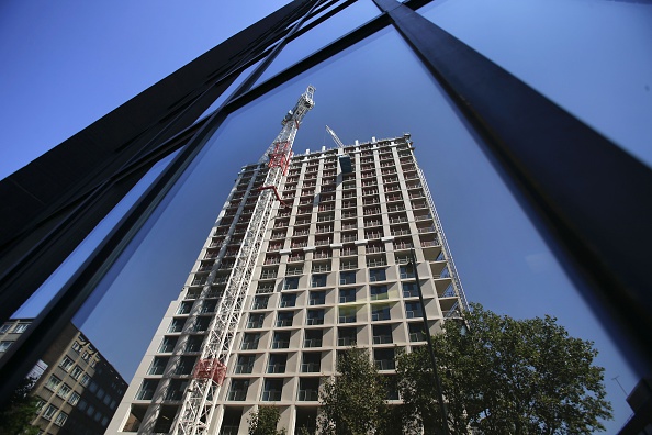 -Une image montre des grues à côté d'un immeuble en construction à Londres le 17 août 2016. Le marché immobilier britannique suscite des craintes, mais la déflation est plus préoccupante que les hausses de prix dans ce secteur clé. Photo DANIEL LEAL-OLIVAS / AFP / Getty Images.