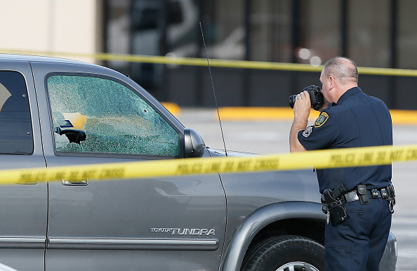 -Illustration- Le suspect a tiré sur des véhicules sur l'autoroute I-20, entre Odessa et la ville voisine de Midland, criblant de balles plusieurs voitures. Photo de Bob Levey / Getty Images.