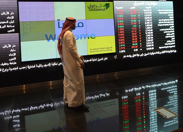 Illustration- Un investisseur saoudien surveille la bourse à la bourse saoudienne, ou Tadawul à Riyadh, la capitale. Photo FAYEZ NURELDINE / AFP / Getty Images.