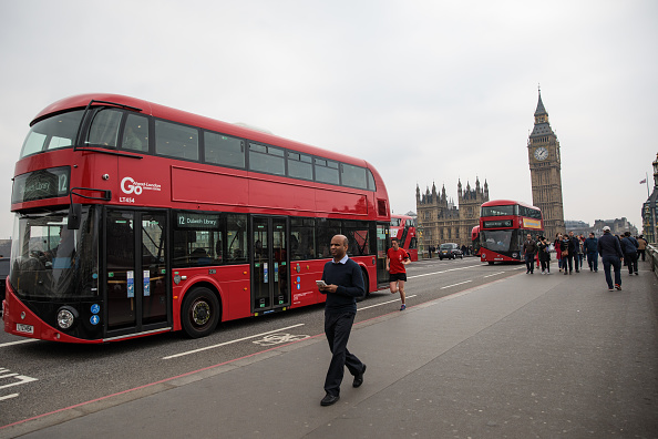 -Les gens et la circulation se déplacent le long du pont de Westminster à Londres, en Angleterre. Le taux de chômage est réduit au Royaume-Uni. Photo de Jack Taylor / Getty Images.