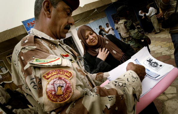 -Illustration- Un soldat de l'armée irakienne enregistre le nom des membres de la famille déplacés à l'intérieur de leur pays qui souhaitent rentrer chez eux ldans le quartier de Gazaliyah, au nord-ouest de Bagdad, en Irak. Photo de Wathiq Khuzaie / Getty Images.