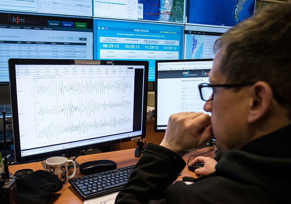 Un technicien du Centre national de sismologie (CSN) de l'Université du Chili à Santiago, organisation chargée de surveiller l'activité sismique sur le territoire chilien.  (Photo : CHRISTIAN MIRANDA/AFP/Getty Images)