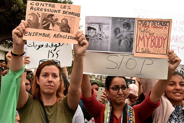 Des Marocains scandent des slogans à Casablanca le 23 août 2017, lors d'une manifestation contre le harcèlement sexuel à la suite de l'agression sexuelle d'une femme dans un bus. (STRINGER/AFP/Getty Images)