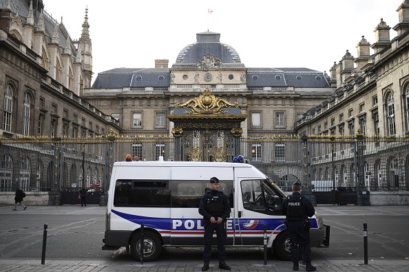 Des policiers montent la garde devant le palais de justice de Paris. (Photo : STEPHANE DE SAKUTIN/AFP/Getty Images)