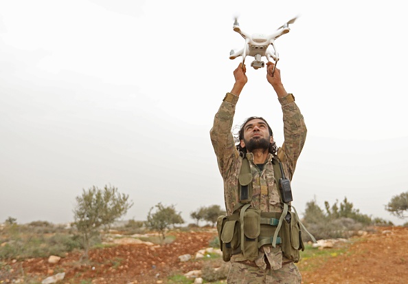 -Sous le ciel Libyen des drones, pour ne pas rester sans puissance aérienne, Haftar et le GNA se sont tournés vers un autre type d’engin de défense les drones. Photo OMAR HAJ KADOUR / AFP / Getty Images.
