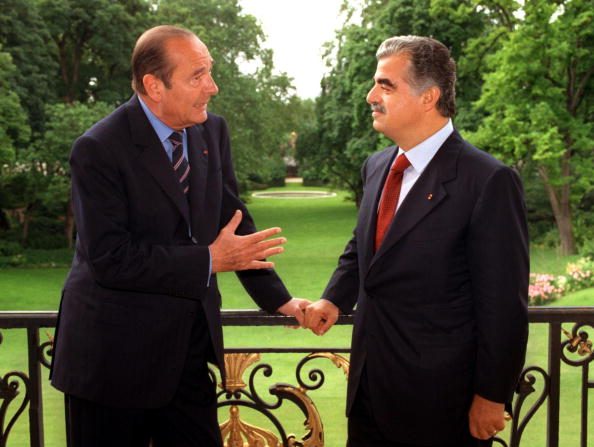 -Le président français Jacques Chirac s'entretient avec l'ancien Premier ministre libanais, Rafic Hariri, sur le balcon de l'Elysée, le 5 juin 1999. Photo FRANCOIS MORI / AFP / Getty Images.