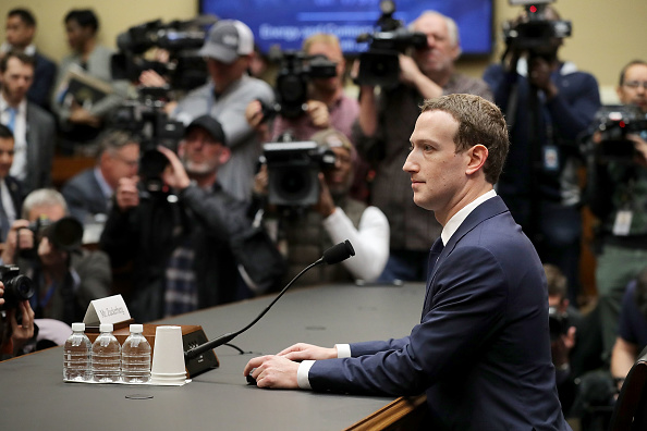 Le cofondateur de Facebook, le président et chef de la direction, Mark Zuckerberg, s'apprête à témoigner devant le comité de la Chambre sur le commerce et l'énergie dans l'immeuble de bureaux Rayburn House à Capitol Hill, le 11 avril 2018 à Washington, DC.(Photo : Chip Somodevilla/Getty Images)
