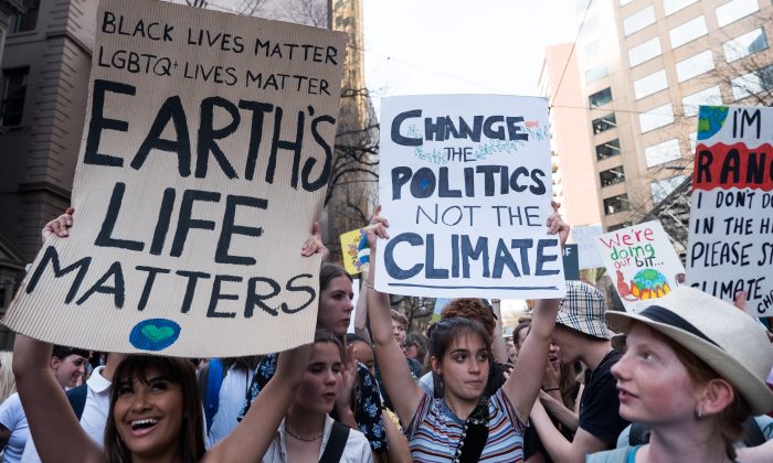 Des jeunes brandissant des pancartes lors de la journée d'action "Global Strike 4 Climate" à Melbourne, Australie, le 20 septembre 2019. (Asanka Ratnayake/Getty Images)