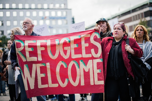 Des militants pro-migrants photographiés le 21 septembre 2015 à Stockholm pendant une manifestation destinée à soutenir l’accueil des immigrés sur le Vieux Continent. Crédit : JONATHAN NACKSTRAND/AFP/Getty Images.