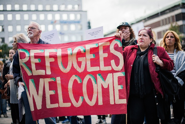 Des militants pro-migrants photographiés le 21 septembre 2015 à Stockholm pendant une manifestation destinée à soutenir l’accueil des immigrés sur le Vieux Continent. Crédit : JONATHAN NACKSTRAND/AFP/Getty Images.