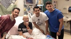 Bloquée à l’hôpital, une adolescente survivante du cancer reçoit la visite surprise des Jonas Brothers