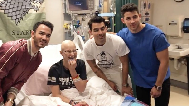 Les membres du groupe Jonas Brothers ont rendu visite à Lily Jordan (au centre), survivante du cancer, à l’Hôpital pour enfants Penn State, à Hershey, Pa. Le 31 août 2019. (Avec l'aimable autorisation du Milton S. Hershey Medical Center/Facebook)