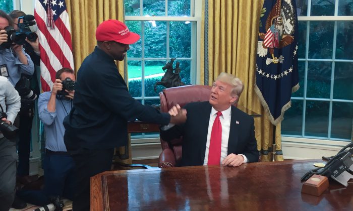 Le Président Donald Trump rencontre le rappeur Kanye West en octobre 2018. (SEBASTIAN SMITH/AFP/Getty Images)