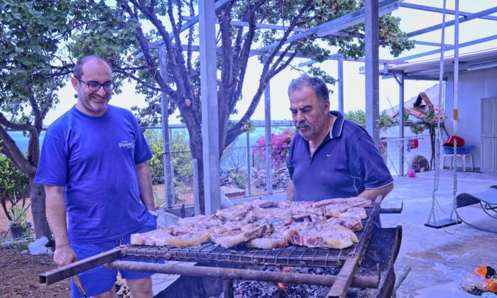 Minas Liapakis et son beau-père, Nikos Merkoulidis, cuisinent à Tsoutsouras. (Phil Butler)