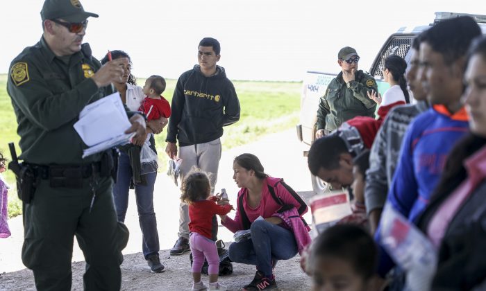La patrouille des frontières appréhende des étrangers illégaux qui viennent de traverser le Rio Grande en provenance du Mexique, près de McAllen, au Texas, le 18 avril 2019. (Charlotte Cuthbertson / The Epoch Times)