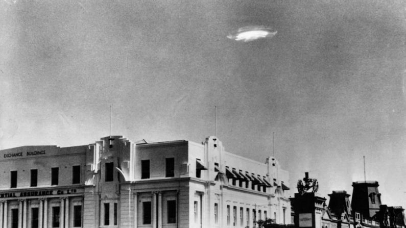 Un objet volant non identifié dans le ciel au-dessus de Bulawayo, en Rhodésie du Sud, le 29 décembre 1953. (Barney Wayne / Keystone / Getty Images)