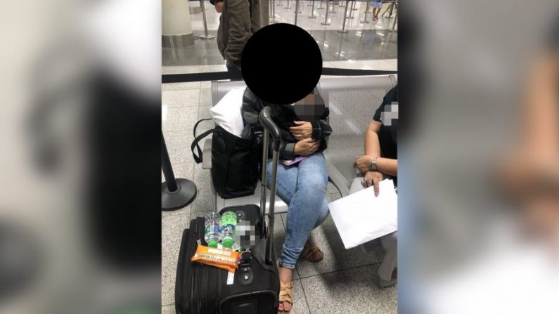 Une image publiée par le Bureau d'immigration des Philippines montre une femme détenue après qu'un bébé a été retrouvé dans ses bagages. (Avec l'aimable autorisation du Bureau de l'immigration des Philippines)