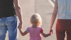«Jamais sans toi Louna»: l’histoire vraie de parents accusés à tort de maltraitance envers leur fille
