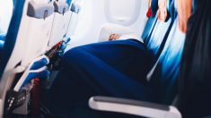 La photo d’un homme resté debout pendant 6h dans un avion pour permettre à sa femme de dormir fait le tour d’internet