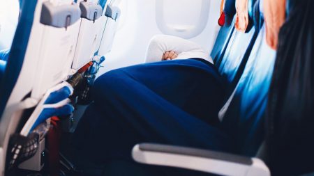 La photo d’un homme resté debout pendant 6h dans un avion pour permettre à sa femme de dormir fait le tour d’internet