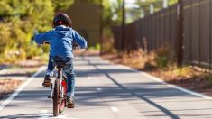 Un professeur croise un élève de 7 ans alors qu’il est seul à vélo sur une grande route, puis elle l’aide à sauver la vie de son père