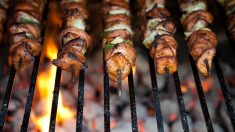 Des milliers d’amateurs de viande planifient un énorme barbecue chez la vegan qui a poursuivi ses voisins pour avoir fait grillé de la viande